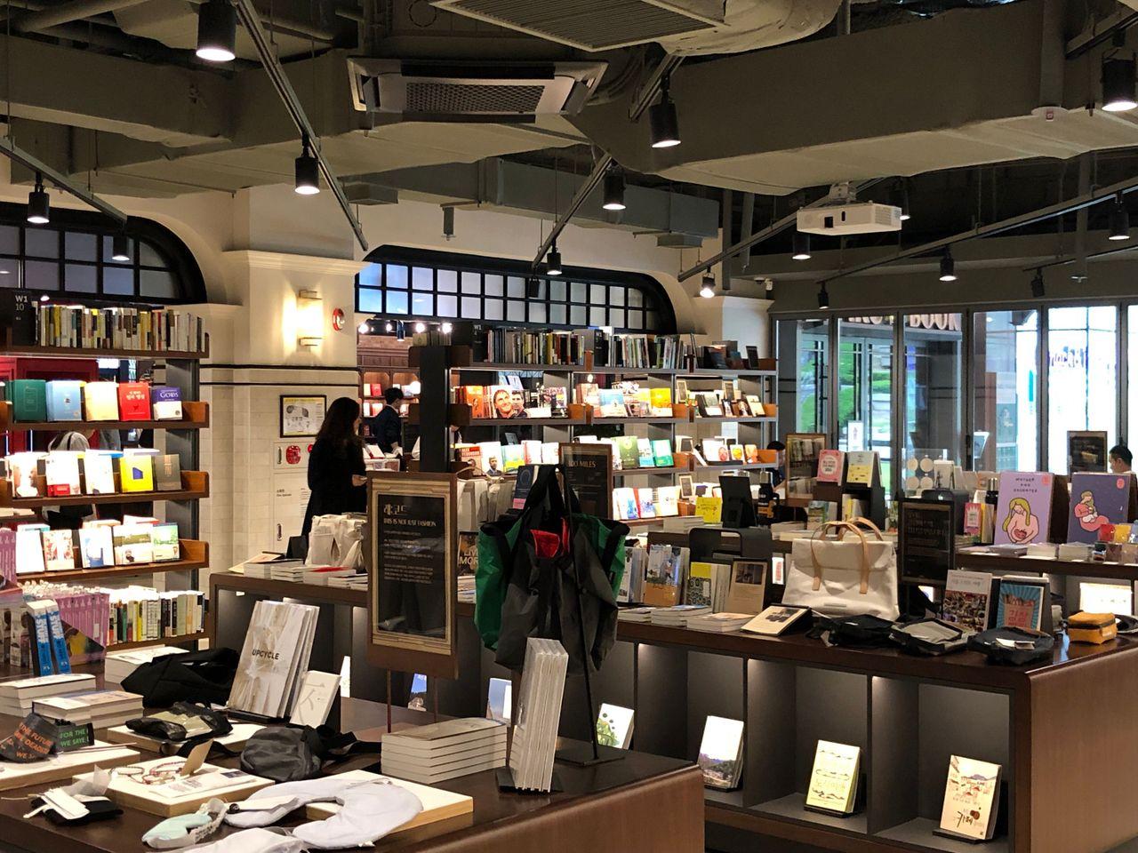 Euljiro Arc.N.Book | Beautiful tunnel made of walls filled with books!